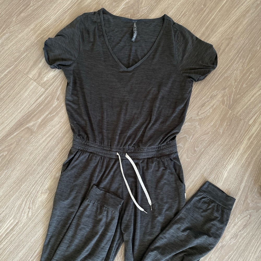 Vuori Women’s All Day Short Sleeve Jumpsuit Grey Sz XL EUC - Picture 2 of 9